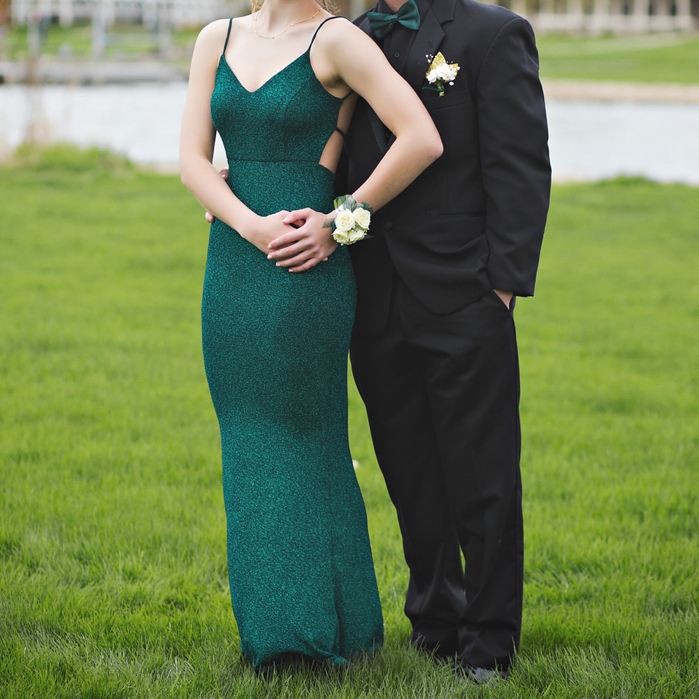 I’m selling this emerald green prom dress.